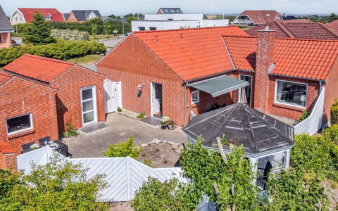 Kiersten - 5Km from the Sea: Boligområde, Tag, Forstad, Indkørsel, Estate, Skorsten