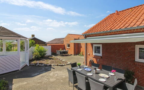 Kiersten - 5Km from the Sea: Boligområde, Tag, Forstad, Indkørsel, Estate, Skorsten