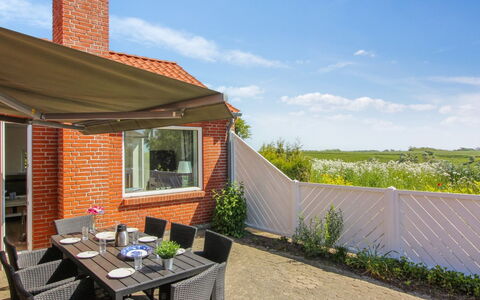 Kiersten - 5Km from the Sea: Boligområde, Tag, Forstad, Indkørsel, Estate, Skorsten