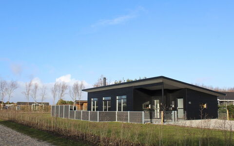 Gela - 1.3Km to the Fjord: Arkitektur, Tag, Hjem, Kompositmateriale, Dagslys, Sidespor, Indkørsel