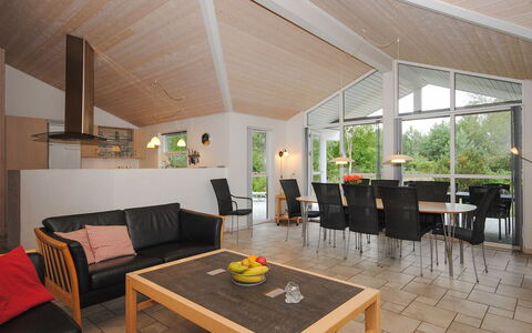 Tamika - 950M from the Sea: Træ, Indretning, Loft, Couch, Gulvbelægning, Møbel, Etage, Stue, Hjem