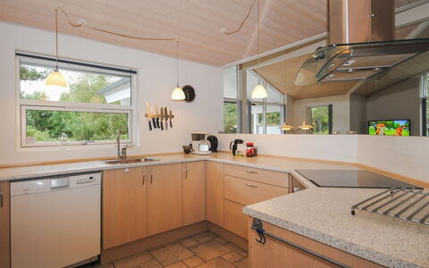 Tamika - 950M from the Sea: Countertop, Køkken, Indretning, Gulvbelægning, Cabinetry, Træ, Møbel, Lysarmatur, Loft, Køkken Apparat
