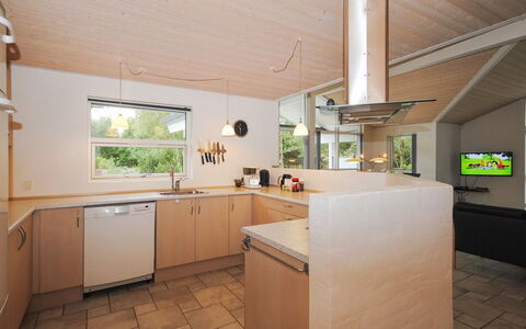 Tamika - 950M from the Sea: Indretning, Gulvbelægning, Countertop, Møbel, Køkken, Træ, Loft, Etage, Cabinetry, Lysarmatur