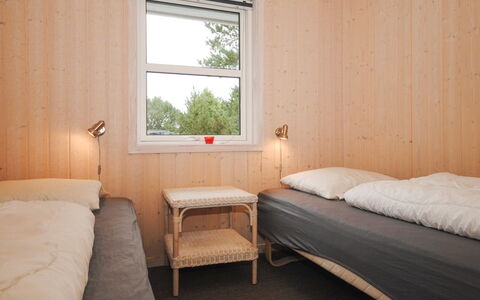 Tamika - 950M from the Sea: Seng, Soveværelse, Væg, Træ, Sengetøj, Etage, Sengetøj, Indretning, Gulvbelægning, Loft