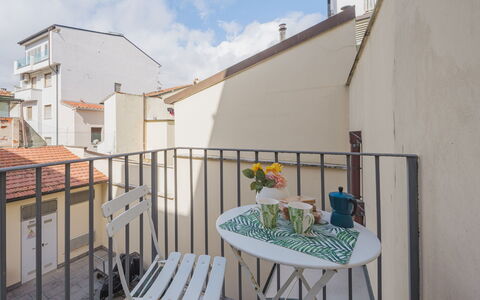 Appartamento Amedeo: Sky, Himmel, Plante, Ejendom, Bygning, Vindue, Blomst, Arkitektur, Urban Design, Kvarter