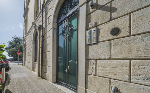 Appartamento Amedeo: Sky, Himmel, Plante, Ejendom, Bygning, Vindue, Blomst, Arkitektur, Urban Design, Kvarter