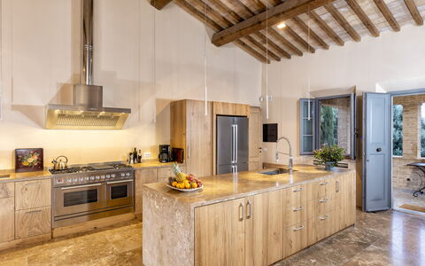 Podere D'Asso: Cabinetry, Countertop, Ejendom, Møbel, Træ, Håndvask, Indretning, Skuffe, Køkken, Bejdse
