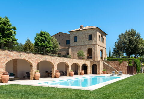 Podere D'Asso: Plante, Himmel, Bygning, Vand, Træ, Græs, Hus, Landskab, Boligområde, Fritid