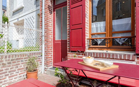 La Casita: Sky, Himmel, Ejendom, Bygning, Træ, Træ, Stol, Urban Design, Udendørs Møbler, Bord