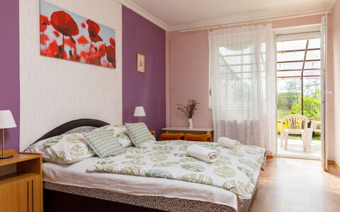 Lien: Møbel, Ejendom, Plante, Vindue, Komfort, Textile, Træ, Indretning, Bed Frame, Væg