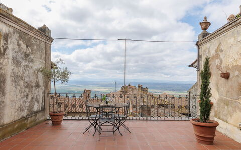 La Terrazza Sulla Valle: Himmel, Sky, Ejendom, Plante, Bygning, Blomsterkrukke, Azure, Stol, Træ, Gulvbelægning
