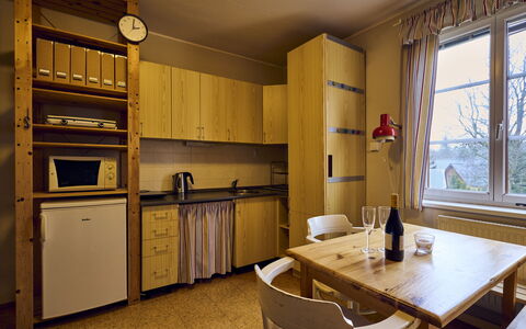 Harrachov 141: Cabinetry, Møbel, Countertop, Bord, Vindue, Bygning, Køkken, Køkken Apparat, Træ, Skuffe