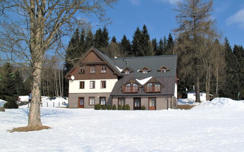 Harrachov 141: Himmel, Sne, Sky, Bygning, Hus, Træ, Sommerhus, Naturlige Landskab, Plante, Fryser