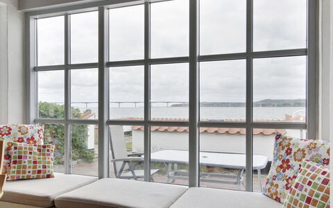 Pauliina - 10M to the Fjord: Indretning, Etage, Gulvbelægning, Glas, Møbel, Værelse, Dagslys, Pude, Stue