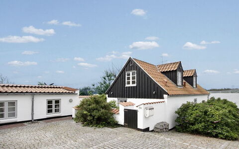 Pauliina - 10M to the Fjord: Bygning, Vindue, Tag, Hus, Hjem, Boligområde, Arkitektur, Facade, Dør, Sommerhus