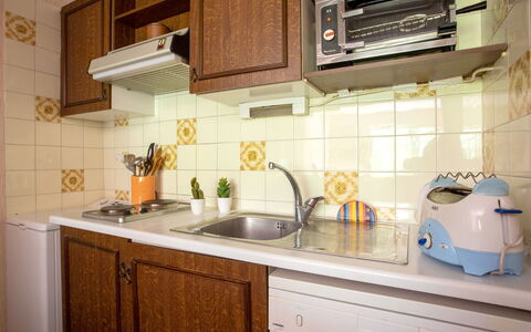 Montfleuri: Cabinetry, Køkkenvask, Countertop, Tap, Ejendom, Håndvask, Sanitærarmatur, Køkken, Komfur, Træ