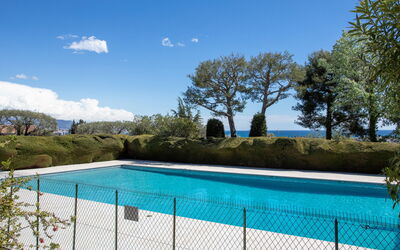Villeneuve-Loubet 304: Vand, Himmel, Plante, Sky, Ejendom, Svømmepøl, Bygning, Azure, Træ, Skygge