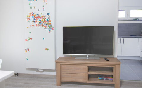 Essen: Ejendom, Cabinetry, Bord, Træ, Skuffe, Indretning, Countertop, Computer Desk, Bygning