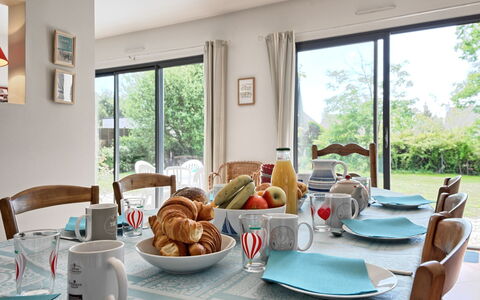 Charme de Kerfago: Mad, Bord, Bordservice, Møbel, Vindue, Stol, Plade, Kop, Serveware, Tallerkner