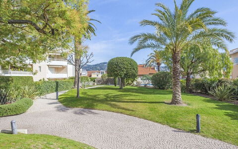 Riviera Park: Himmel, Plante, Daytime, Sky, Bygning, Træ, Vegetationen, Land Lot, Vindue, Græs