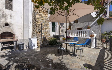 Il Giardino: Vand, Bygning, Sky, Plante, Ejendom, Daytime, Himmel, Azure, Træ, Hus