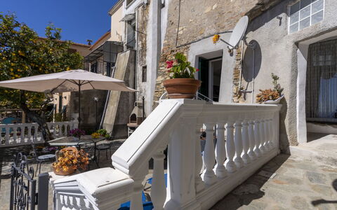 Il Giardino: Vand, Bygning, Sky, Plante, Ejendom, Daytime, Himmel, Azure, Træ, Hus