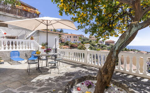 Il Giardino: Vand, Bygning, Sky, Plante, Ejendom, Daytime, Himmel, Azure, Træ, Hus