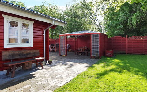 Salme - 100M from the Sea: Blå, Busk, Sommerhus, Bunddække, Have, Estate, Skygge, Landscaping, Stuehus, Eco Hotel