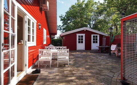 Salme - 100M from the Sea: Blå, Busk, Sommerhus, Bunddække, Have, Estate, Skygge, Landscaping, Stuehus, Eco Hotel