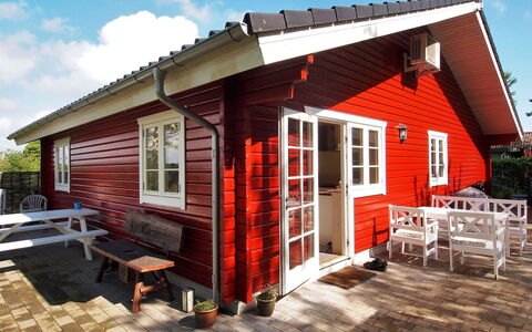 Salme - 100M from the Sea: Blå, Busk, Sommerhus, Bunddække, Have, Estate, Skygge, Landscaping, Stuehus, Eco Hotel