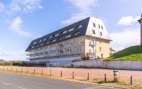Les Dunes: Bord, Møbel, Vand, Ejendom, Himmel, Bygning, Sky, Stol, Udendørs Bord, Udendørs Møbler