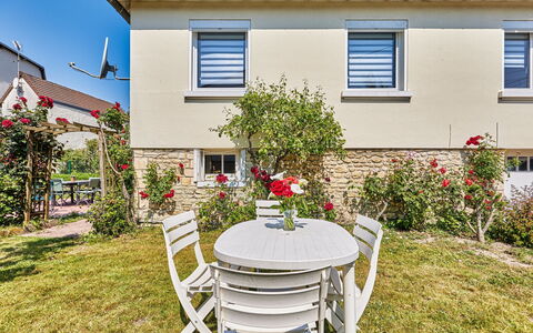 Janomaine: Plante, Vindue, Ejendom, Bygning, Himmel, Stol, Blomst, Hus, Land Lot, Bord