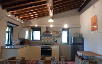 Il Nascondiglio: Stue, Træ, Belysning, Indretning, Billedramme, Etage, Gulvbelægning, Ejendom, Hårdttræ, Hal