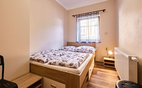 Marika: Møbel, Ejendom, Vindue, Komfort, Cabinetry, Træ, Skuffe, Bed Frame, Bygning