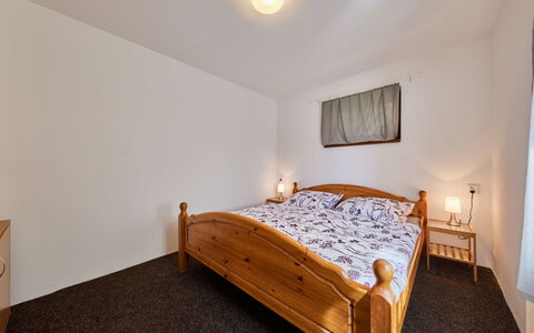 Cerny Dul 101: Møbel, Bygning, Komfort, Træ, Bed Frame, Lampe, Seng, Etage, Gulvbelægning, Hårdttræ