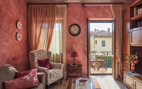 Il Castello: Ejendom, Møbel, Komfort, Træ, Bord, Television, Gulvbelægning, Indretning, Etage, Arkitektur