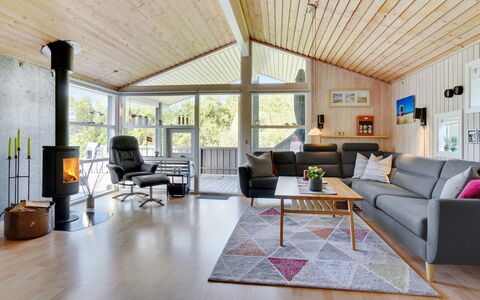 Aletha - 180M from the Sea: Træ, Indretning, Møbel, Gulvbelægning, Stue, Couch, Loft, Etage, Hjem, Trægulve