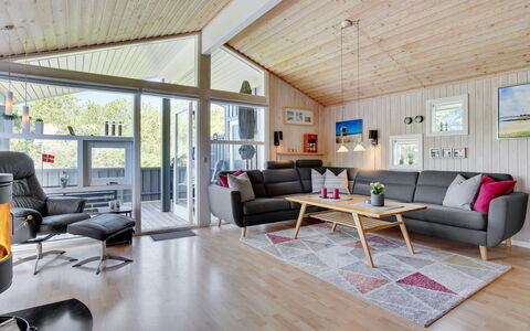 Aletha - 180M from the Sea: Træ, Indretning, Stue, Møbel, Loft, Couch, Værelse, Trægulve, Hårdttræ