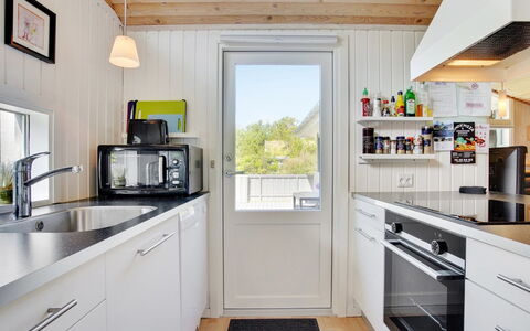 Aletha - 180M from the Sea: Køkken, Køkken Apparat, Træ, Større Bandage, Countertop, Gulvbelægning, Indretning, Hjem, Loft, Etage