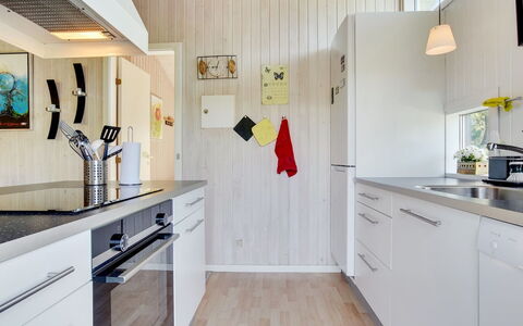 Aletha - 180M from the Sea: Køkken, Countertop, Indretning, Gulvbelægning, Træ, Køkken Apparat, Møbel, Større Bandage, Etage, Cabinetry