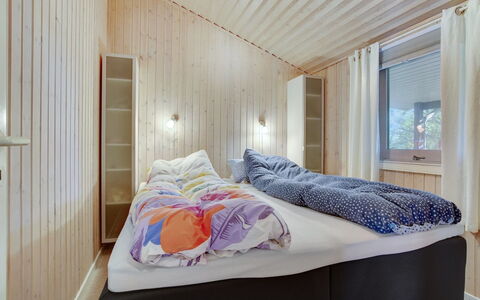 Aletha - 180M from the Sea: Indretning, Træ, Loft, Soveværelse, Textile, Gulvbelægning, Møbel, Seng, Etage, Værelse