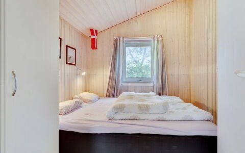 Aletha - 180M from the Sea: Træ, Soveværelse, Indretning, Seng, Etage, Gulvbelægning, Loft, Sengetøj, Hjem, Sengetøj