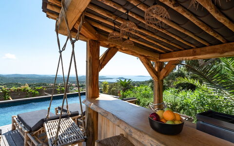 Villa Casaben: Vand, Ejendom, Plante, Himmel, Bord, Træ, Udendørs Møbler, Skygge, Bygning, Eco Hotel