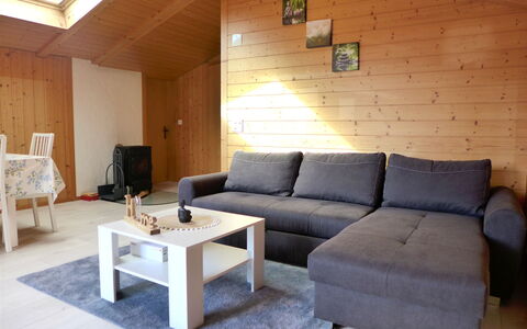 Chalet Vamika: Møbel, Bord, Couch, Ejendom, Indretning, Træ, Arkitektur, Stue, Studio Couch, Etage