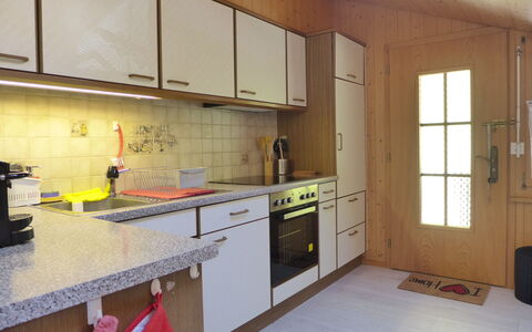 Chalet Vamika: Cabinetry, Countertop, Ejendom, Møbel, Bygning, Håndvask, Tap, Komfur, Køkken Apparat, Køkken