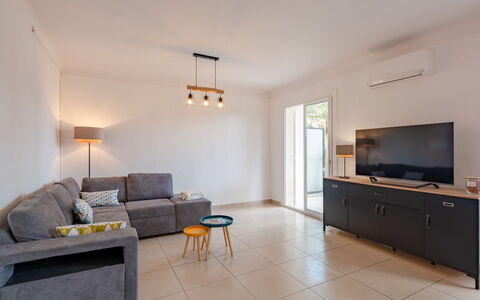 Le Cyrnos: Møbel, Ejendom, Cabinetry, Bord, Couch, Bygning, Television, Indretning, Stueplante, Stue