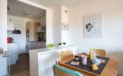 Le Lagon Bleu: Møbel, Ejendom, Bord, Cabinetry, Bygning, Træ, Arkitektur, Indretning, Stol, Hus