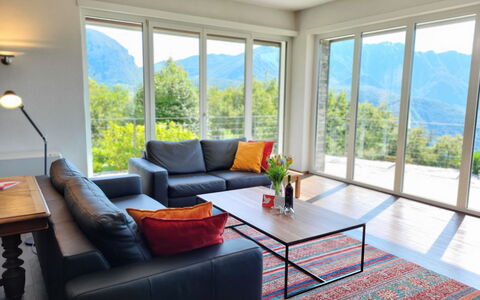 Carina Lakeview: Møbel, Couch, Ejendom, Vindue, Bord, Azure, Plante, Bygning, Indretning, Stue