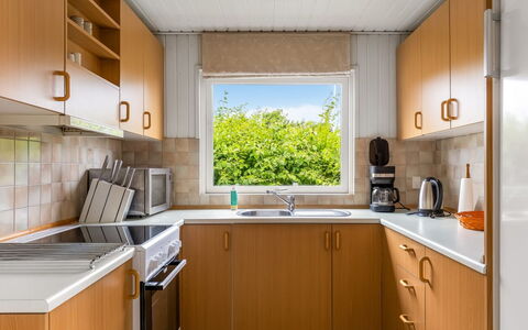 Tekla - 70M to the Fjord: Køkken, Køkken Apparat, Countertop, Større Bandage, Gulvbelægning, Indretning, Træ, Cabinetry, Køkkenvask, Husholdningsapparat