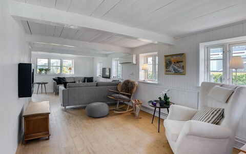 Gyril - 100M from the Sea: Gulvbelægning, Indretning, Træ, Etage, Loft, Couch, Trægulve, Møbel, Stue, Hjem